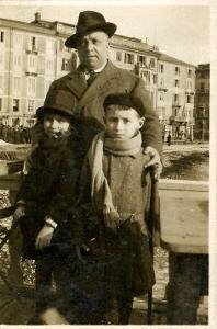 Cesare Levi A Passeggio Con I Figli Anna Maria E Primo Levi