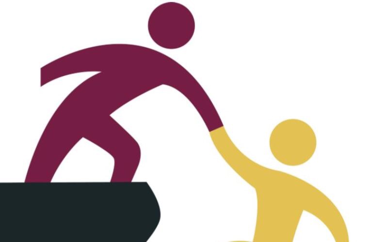 Una persona ayudando a otro