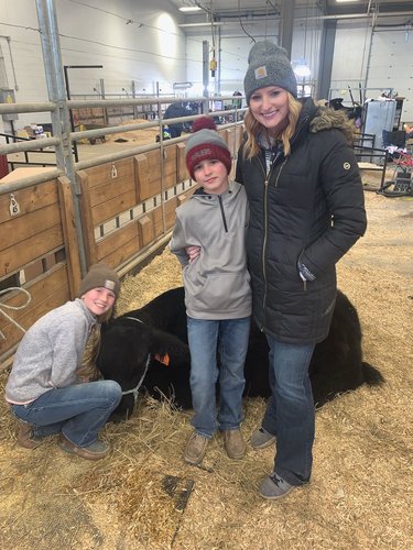 I LOVE to help my nieces and nephews prepare their cows for shows
