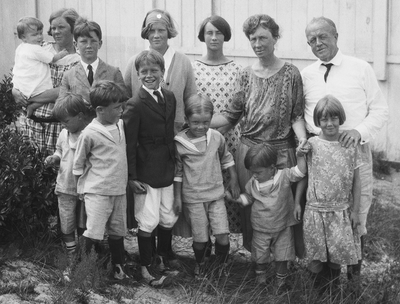 Lillian and Frank Gilbreth with 11 of their dozen children. As ...