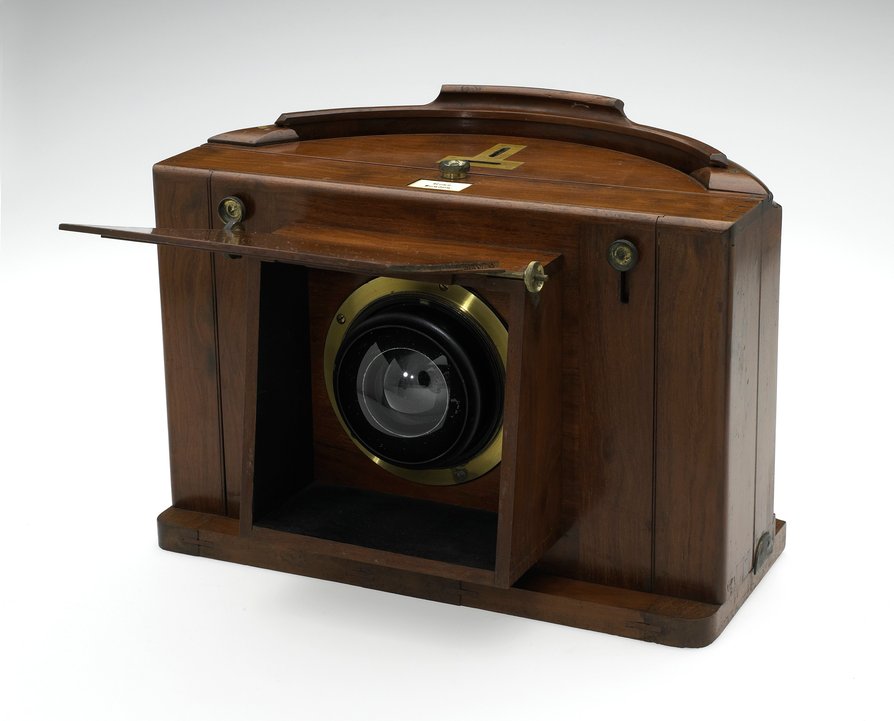 Первый фотоаппарат. Томас Сэттон фотоаппарат. Фотоаппарат Сэттона 1861. Томас Сэттон фотограф. Первый зеркальный фотоаппарат Сэттона.