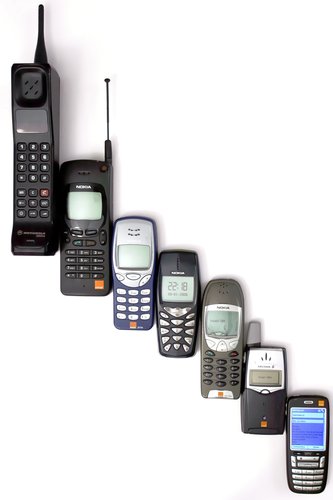 https://commons.wikimedia.org/wiki/File:Mobile_phone_evolution.jpg