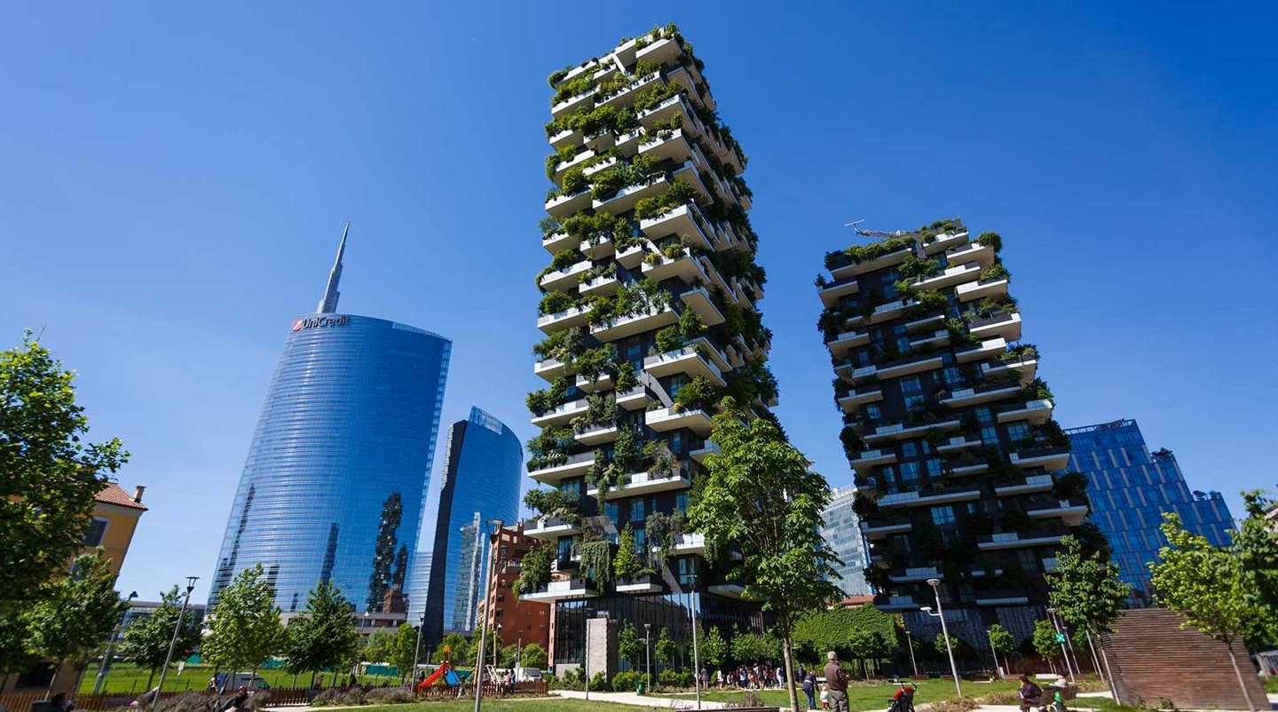 Interesting cities. Миланский небоскреб Bosco verticale. Bosco verticale (вертикальный лес), Милан, Италия.. Небоскребы Bosco verticale («вертикальный лес»). Жилой комплекс «вертикальный лес» (Bosco verticale), г. Милан.