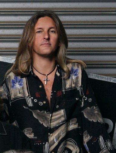 2006: Mark Matejka joins on guitar