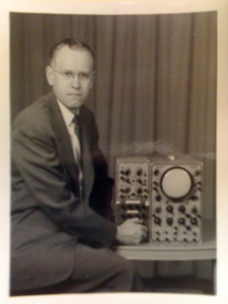 1950 Científico Ben F. Laposky crea las primeras imágenes en un