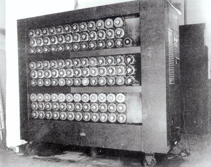 1936 Alan Turing présente La machine de Turing: une machine capable de ...