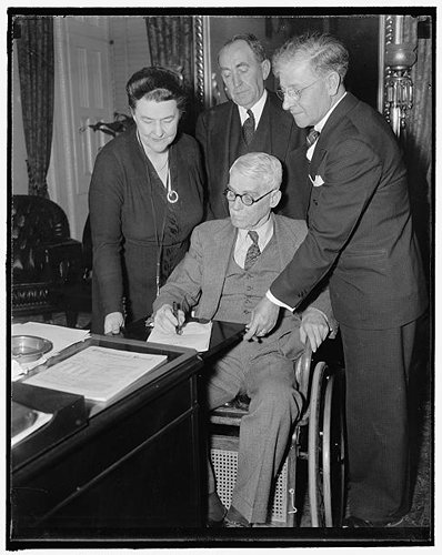 Fdr Flsa FDR signing the Fair Labor Standards Act (FLSA) in 1938 (image from ...