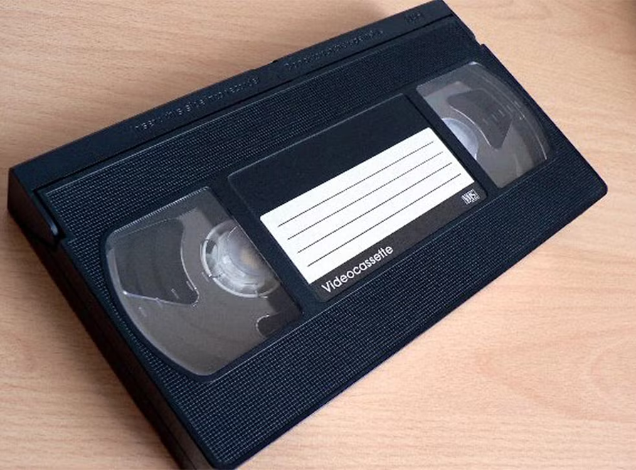 Кассетой накрыло. Видеокассета ВХС. Кассета VHS 90е. Видик двд кассеты. Кассета для видеомагнитофона.