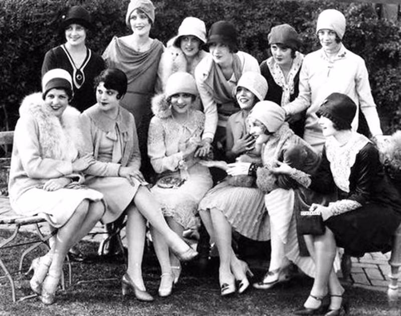 https://vintagedancer.com/wp-content/uploads/1920s-dresses-womens-hats ...