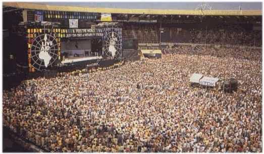 Квин стадион. Концерт Квин на стадионе Уэмбли 1985. Уэмбли Live Aid. Концерт Майкла Джексона на стадионе Уэмбли. Live Aid стадион Уэмбли.