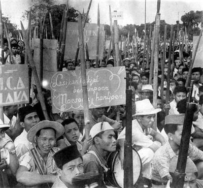 Indonesians fighting for Independence. Indonesia's national revolution