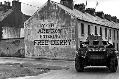 En Britisk Arméret Bil Passeret Hjørnet I Free Derry.