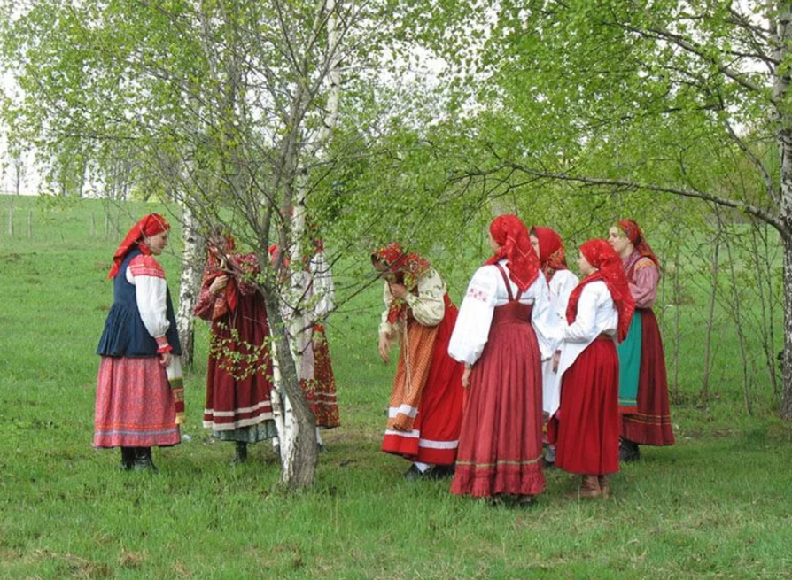 Песни на троицу русские народные. Троица праздник завивание Березки. Обрядовый праздник Троица Семик. Завивание берез в Семик. Семик праздник.