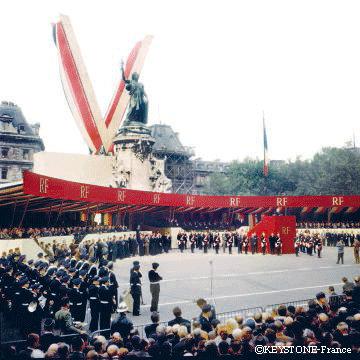 Le 4 Septembre 1958, De Gaulle Presente Son Projet De Constitution Aux ...