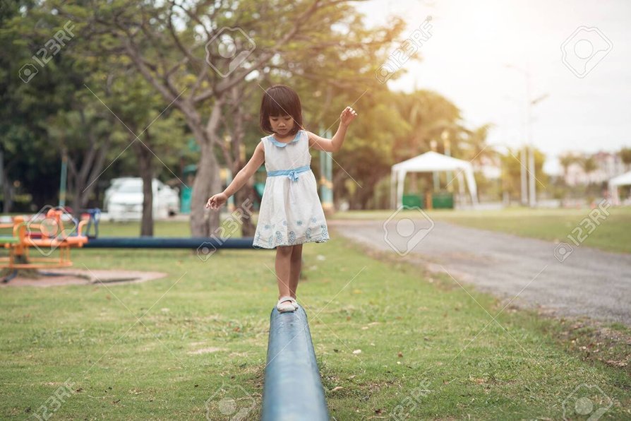 Ребенок ушел из дома. Девушка гуляет. Девочка идет в школу. Девушка ходит. Девочка которая идет это.