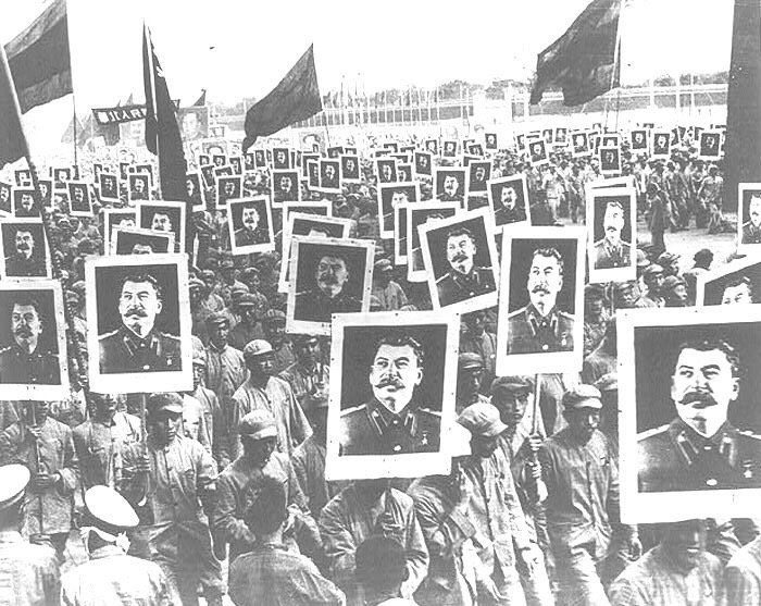Stalinisme https://en.m.wikipedia.org/wiki/Stalin%27s_cult_of_personality