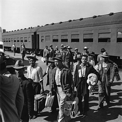 1942 : The first Mexican workers arriving into the United States.