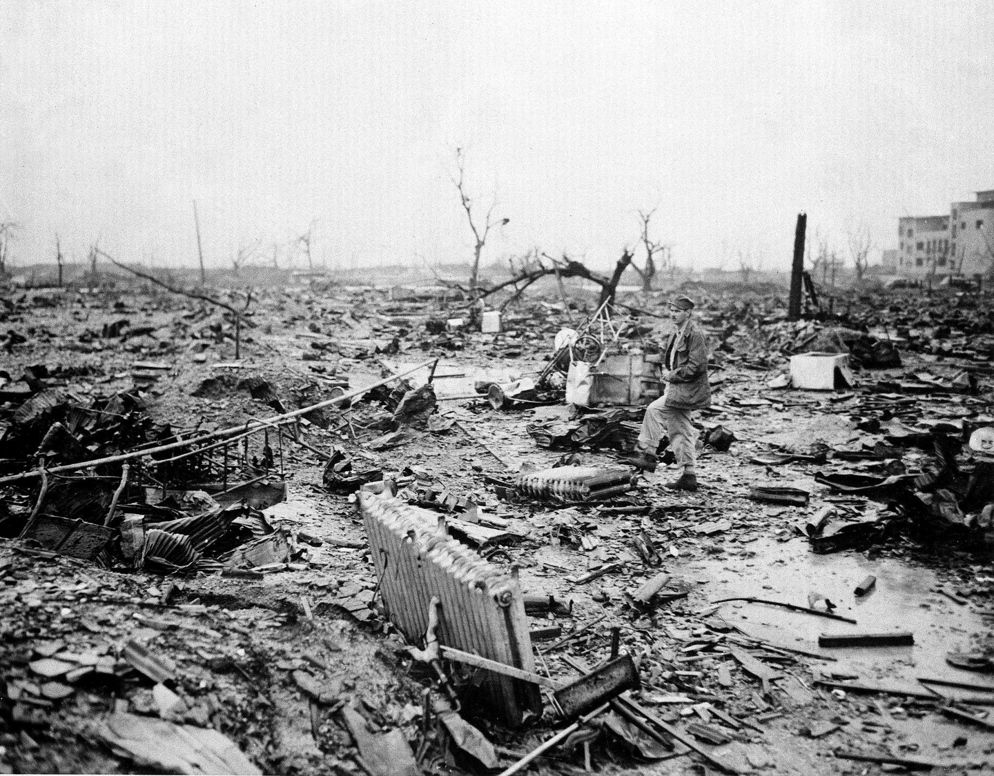 6 августа бомба. Япония 1945 Хиросима и Нагасаки. Атомный взрыв в Хиросиме и Нагасаки (1945). Ядерная бомбардировка Нагасаки. Нагасаки после бомбардировки 1945.
