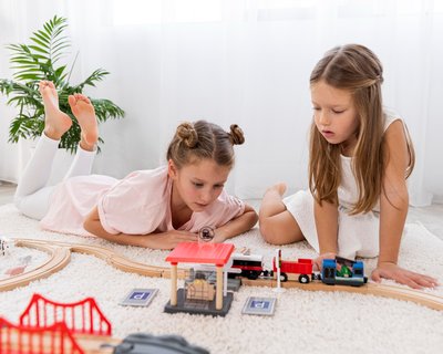 Niños no binarios jugando con juegos de coches en interiores, Freepik ...