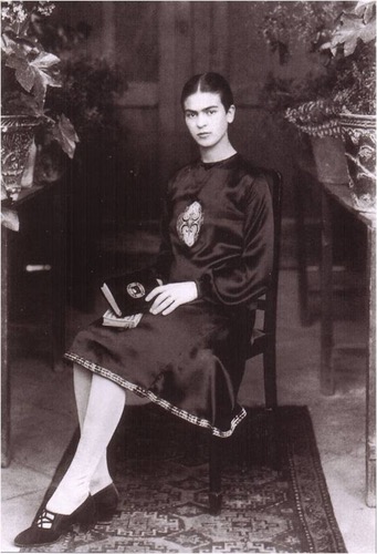 1922-frida-attends-a-prestigious-preparatory-school-in-mexico-city