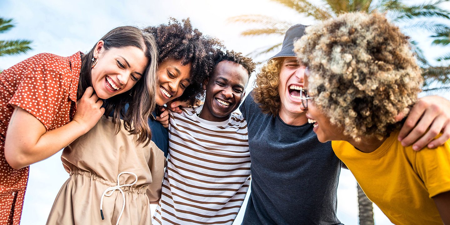 Женщины которые громко смеются. Друзья смеются. Friends laughing. Laugh together. Limited interaction with diverse cultures.