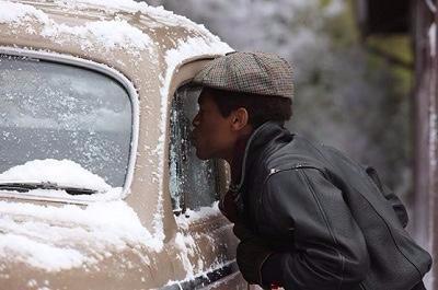 Byron's lips get stuck to the car while he is kissing his reflection