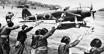 2. Japanese women say goodbye to fighter pilots shortly before attack ...