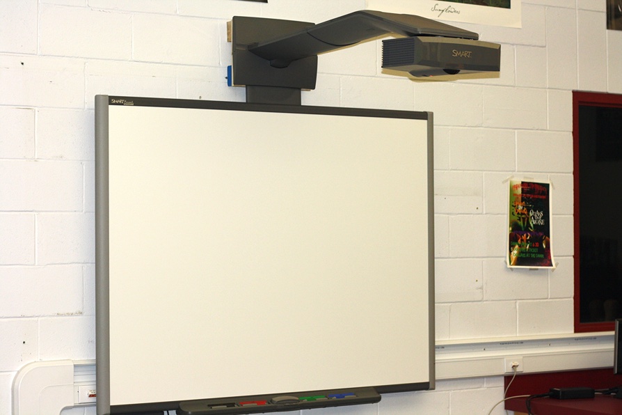 Image source: https://commons.wikimedia.org/wiki/File:Smartboard_2010.JPG
