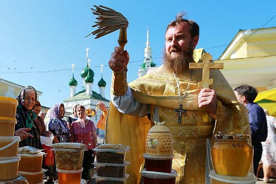 Августа есть праздник. Медовый спас в храме. освящение меда в храмах на медовый спас. водосвятие на спас медовый. праздник медового спаса гулянья.