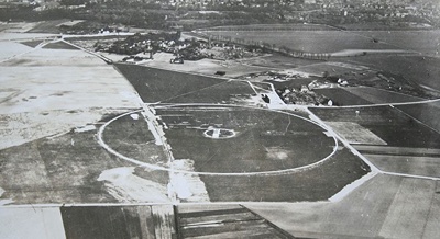 Aus der Luft fotografiertes Bild des Flugplatzes (Quelle https//de