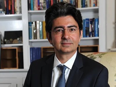 En 1995 , Omidyar, que en ese momento tenía 28 años, se sentó en su ...