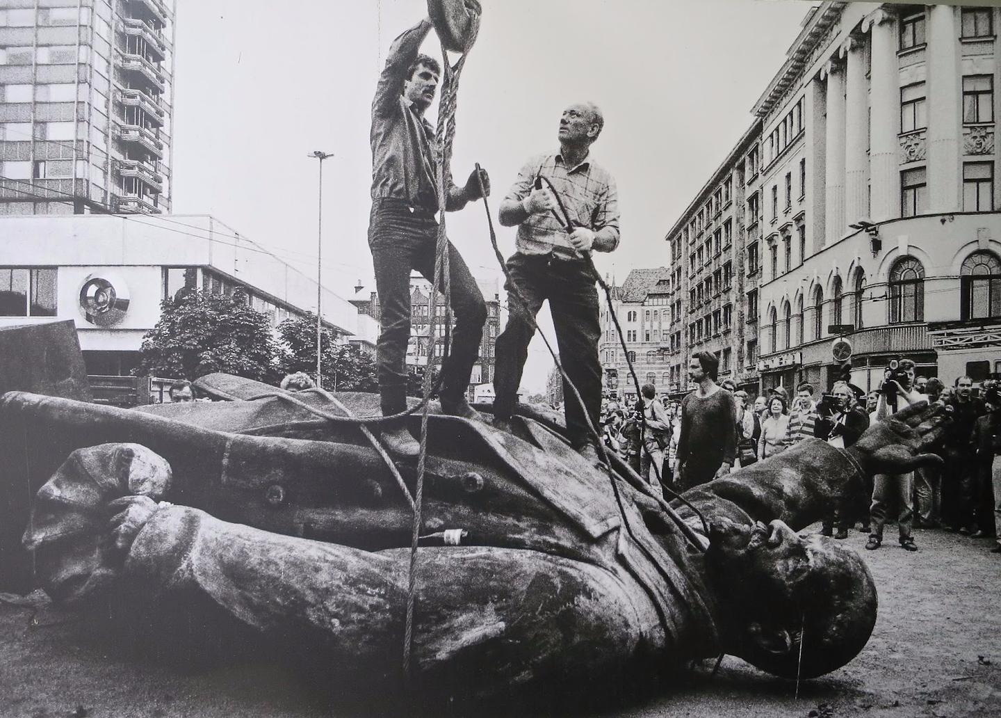 Image Of A Stalin Statue Being Removed