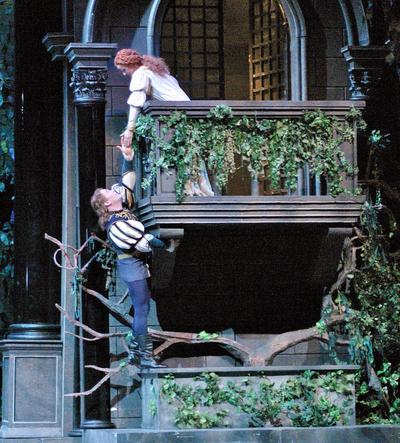 romeo and juliet balcony scene comparison essay