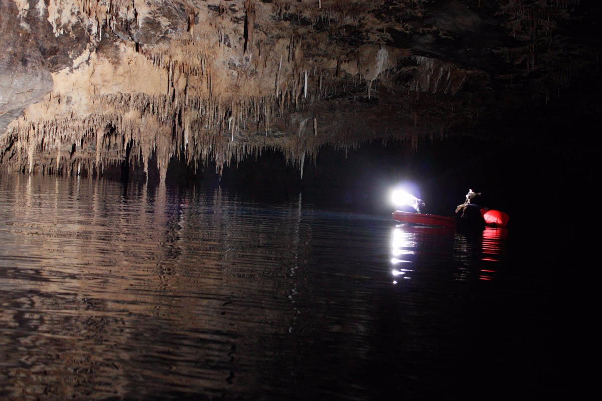 Underground lake. Подземное озеро Намибия. Пещера дыхание дракона Намибия. Подземное озеро дыхание дракона. Самое большое подземное озеро.