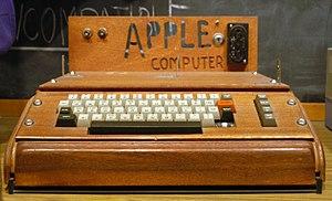 APPLE I (1976)
Es uno de los primeros ordenadores personales vendidos de forma masiva, fue el primer producto de apple, diseñ