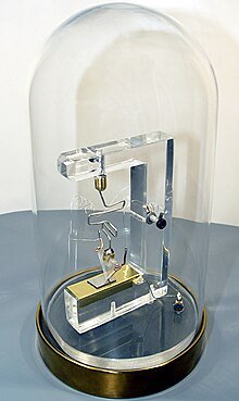 Una réplica del primer transistor en funcionamiento
